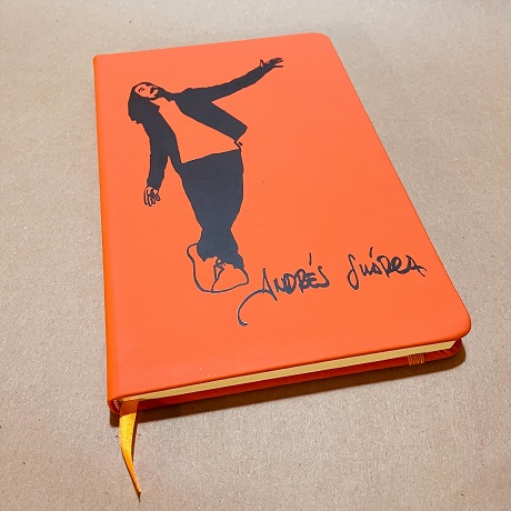 Libreta naranja con ilustración de Andrés Suárez
