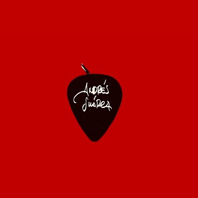 llavero-pua-andres-suarez-fondo-rojo